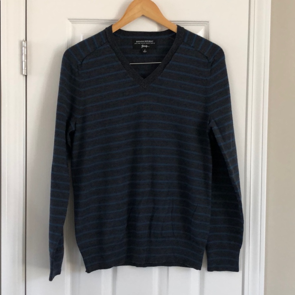 Men’s Banana Republic wool v-neck sweater
